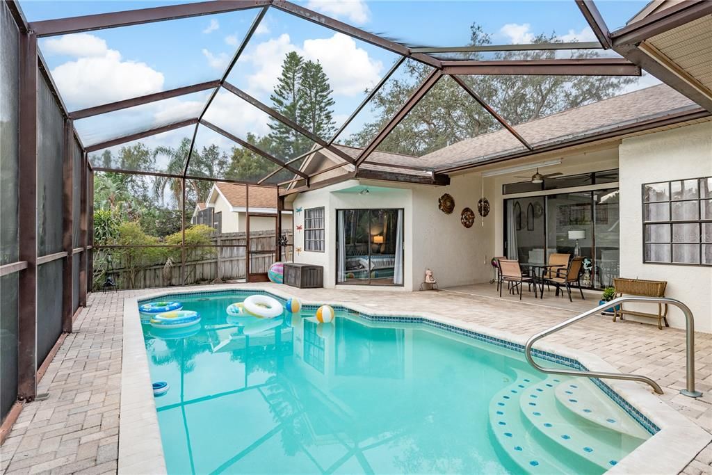 合同活跃: $499,000 (3 贝兹, 2 浴室, 1631 平方英尺)