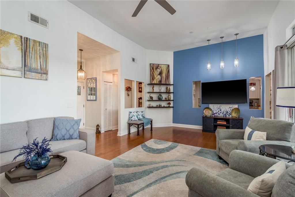 合同活跃: $499,000 (3 贝兹, 2 浴室, 1631 平方英尺)