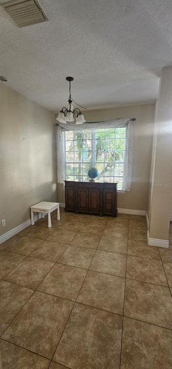 For Rent: $2,100 (3 beds, 2 baths, 1686 Square Feet)