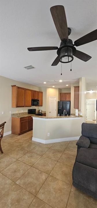 For Rent: $2,100 (3 beds, 2 baths, 1686 Square Feet)