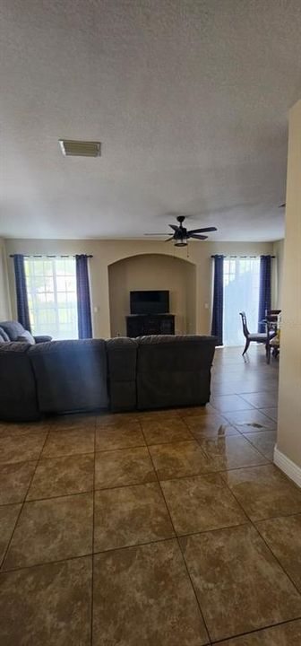 For Rent: $2,100 (3 beds, 2 baths, 1686 Square Feet)