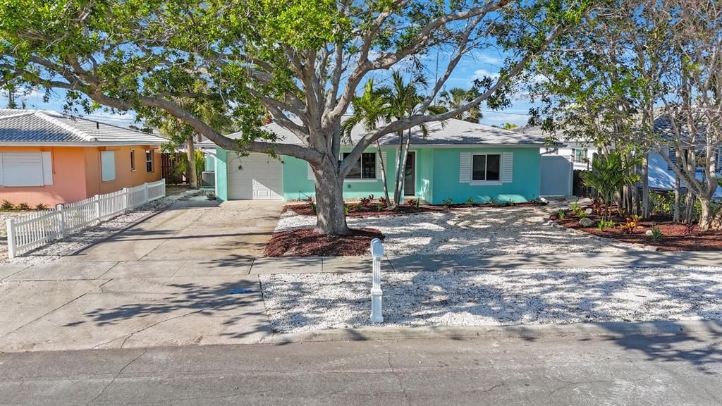 For Sale: $750,000 (4 beds, 3 baths, 1729 Square Feet)