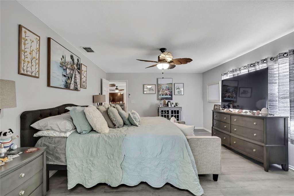 合同活跃: $299,500 (2 贝兹, 2 浴室, 1464 平方英尺)