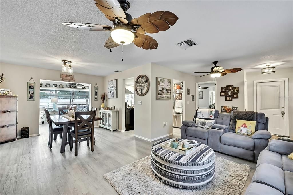 合同活跃: $299,500 (2 贝兹, 2 浴室, 1464 平方英尺)