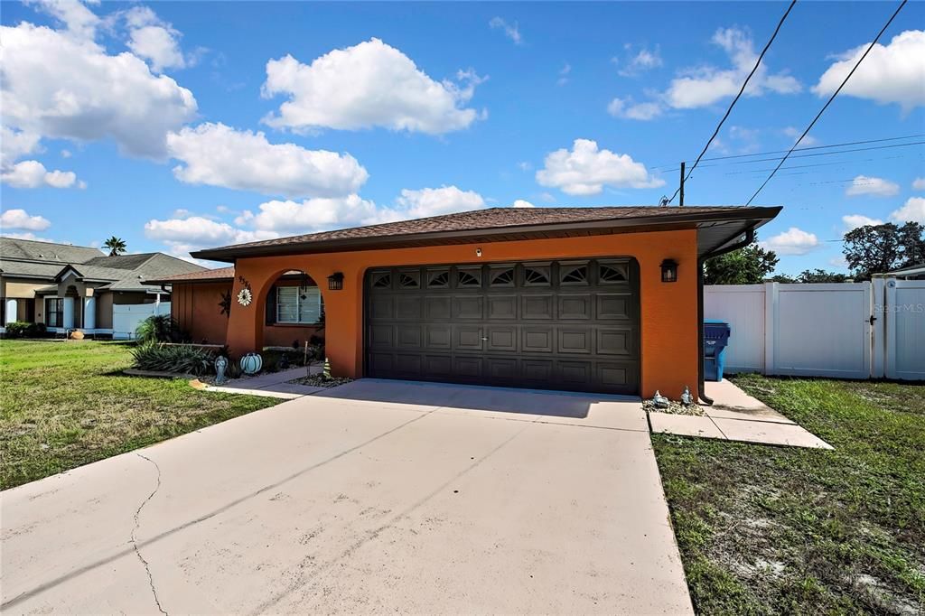 合同活跃: $299,500 (2 贝兹, 2 浴室, 1464 平方英尺)