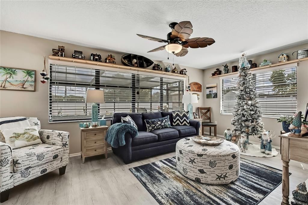 合同活跃: $299,500 (2 贝兹, 2 浴室, 1464 平方英尺)