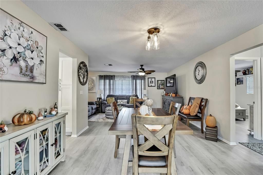 合同活跃: $299,500 (2 贝兹, 2 浴室, 1464 平方英尺)