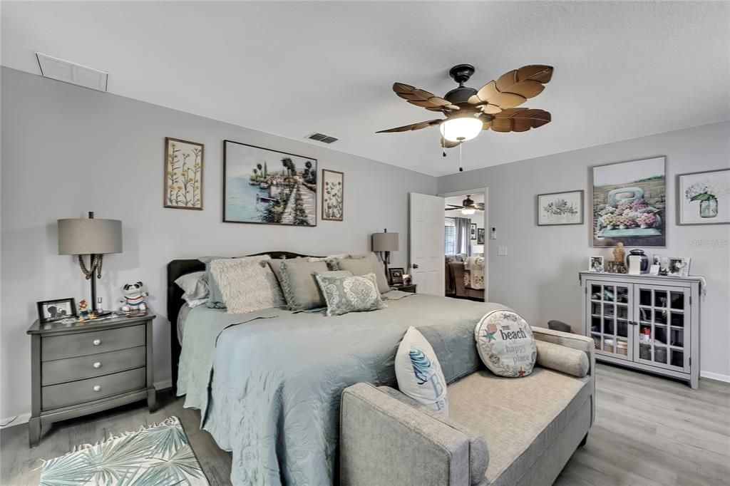 合同活跃: $299,500 (2 贝兹, 2 浴室, 1464 平方英尺)