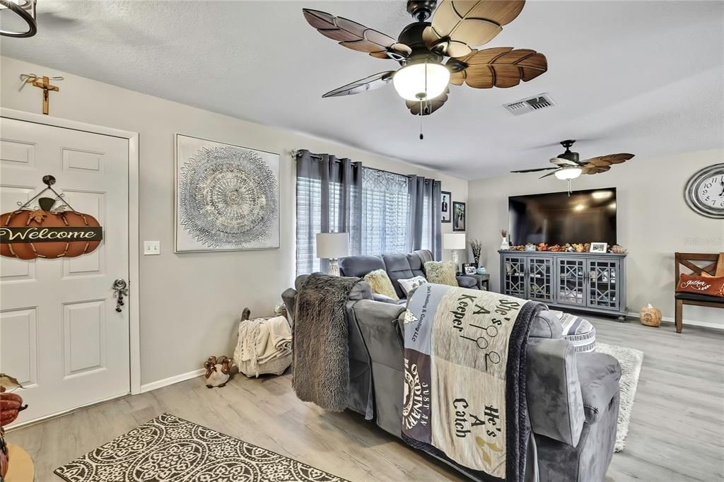 合同活跃: $299,500 (2 贝兹, 2 浴室, 1464 平方英尺)