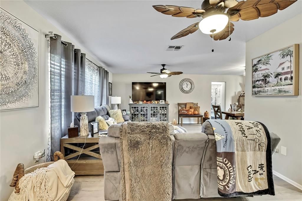 合同活跃: $299,500 (2 贝兹, 2 浴室, 1464 平方英尺)