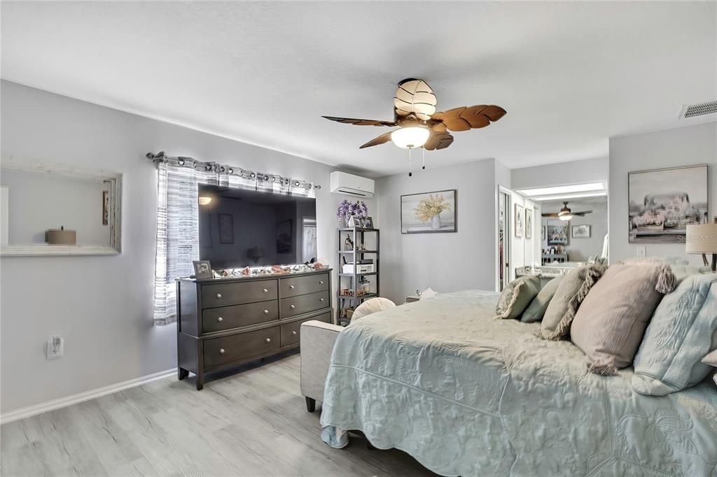 合同活跃: $299,500 (2 贝兹, 2 浴室, 1464 平方英尺)