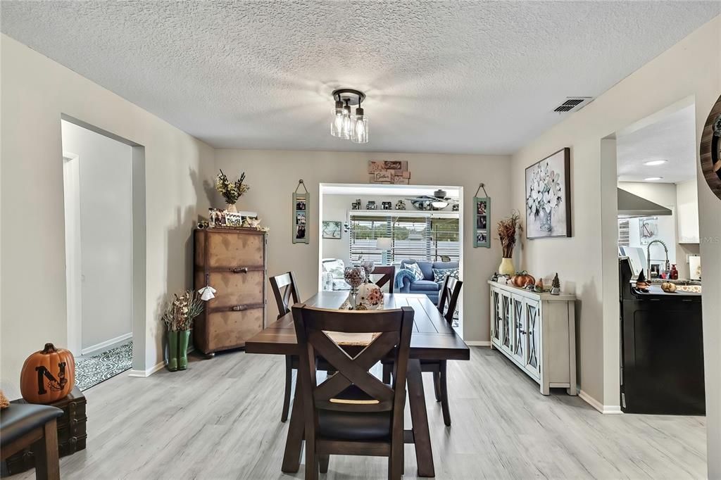 合同活跃: $299,500 (2 贝兹, 2 浴室, 1464 平方英尺)