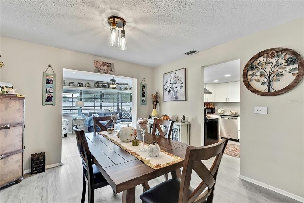 合同活跃: $299,500 (2 贝兹, 2 浴室, 1464 平方英尺)