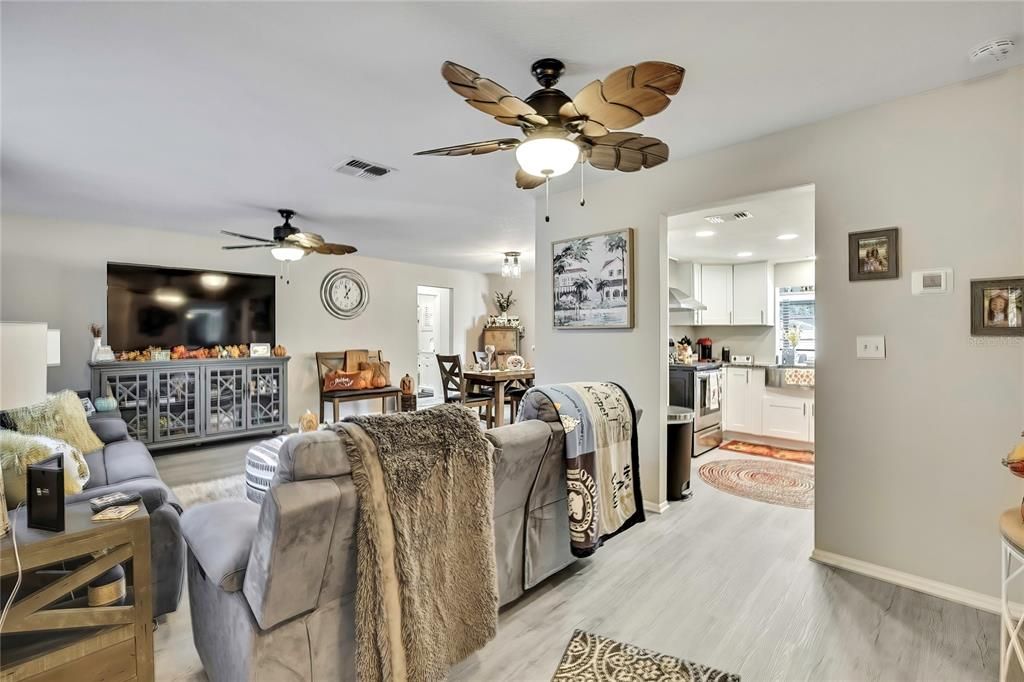 合同活跃: $299,500 (2 贝兹, 2 浴室, 1464 平方英尺)