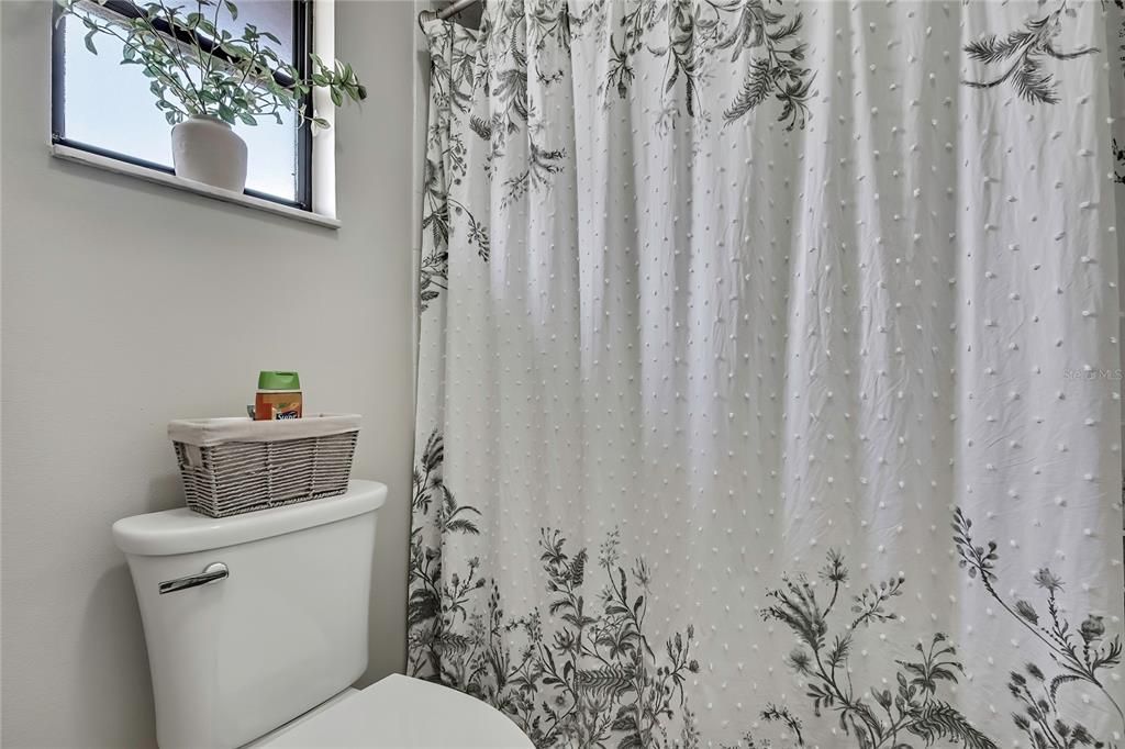 合同活跃: $299,500 (2 贝兹, 2 浴室, 1464 平方英尺)