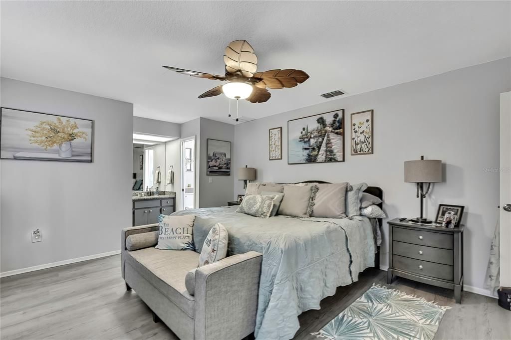 合同活跃: $299,500 (2 贝兹, 2 浴室, 1464 平方英尺)