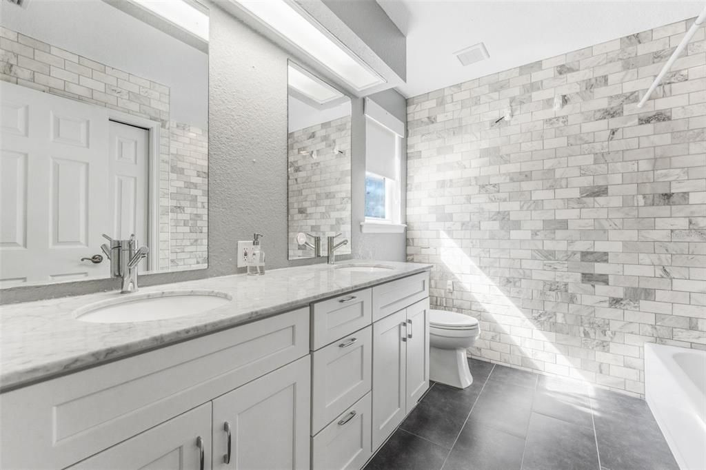 合同活跃: $925,000 (4 贝兹, 3 浴室, 2692 平方英尺)