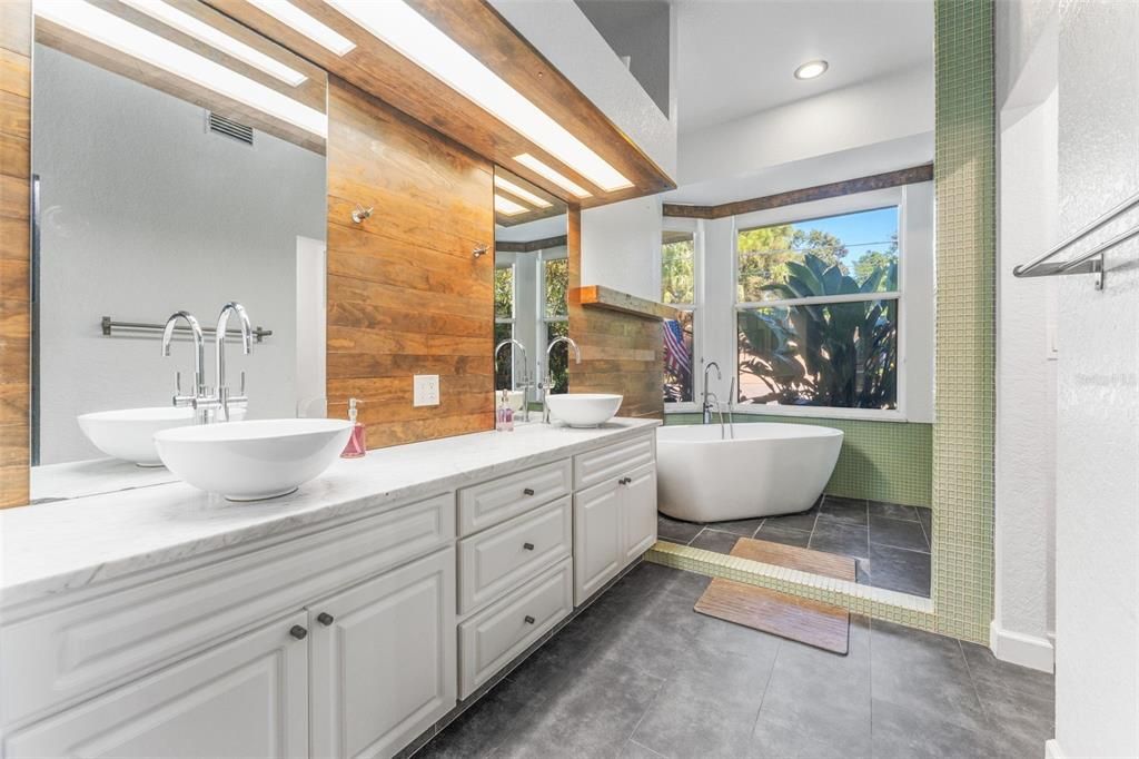 合同活跃: $925,000 (4 贝兹, 3 浴室, 2692 平方英尺)