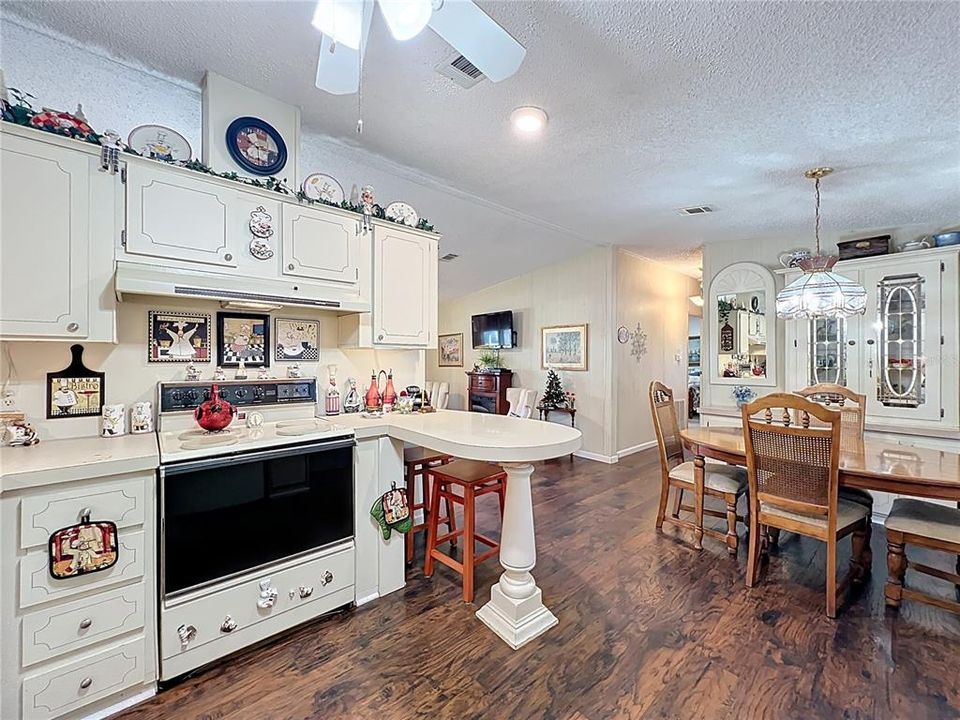 合同活跃: $160,000 (2 贝兹, 2 浴室, 1000 平方英尺)