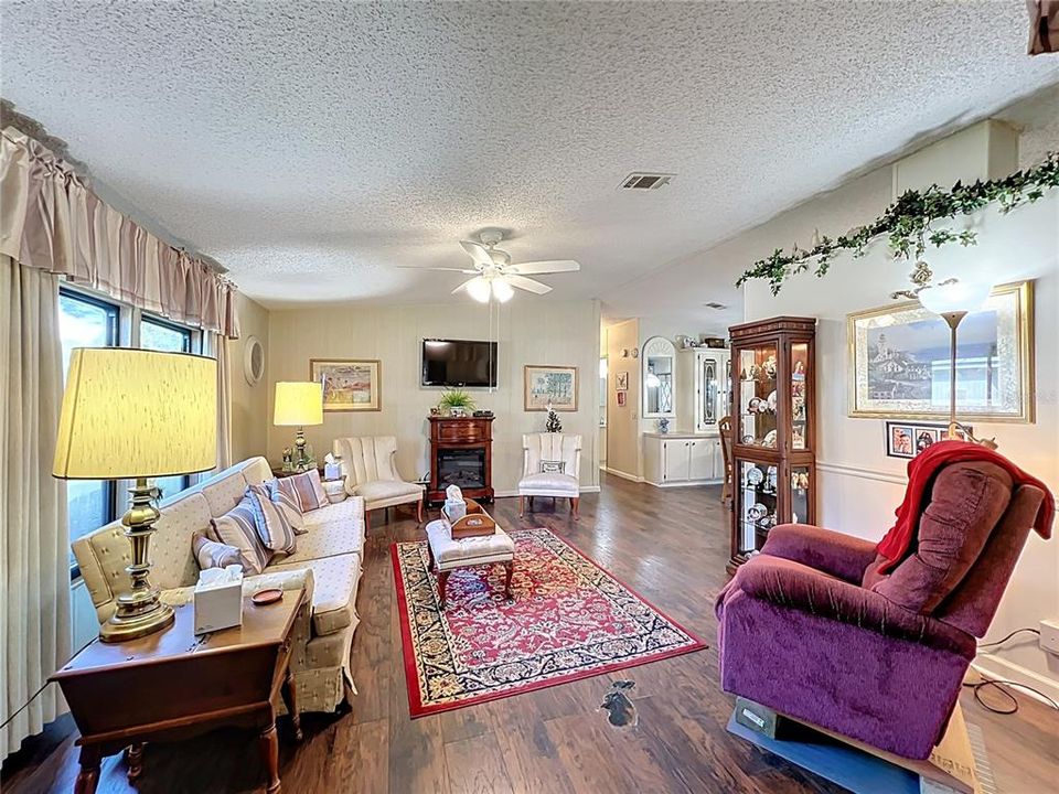 合同活跃: $160,000 (2 贝兹, 2 浴室, 1000 平方英尺)