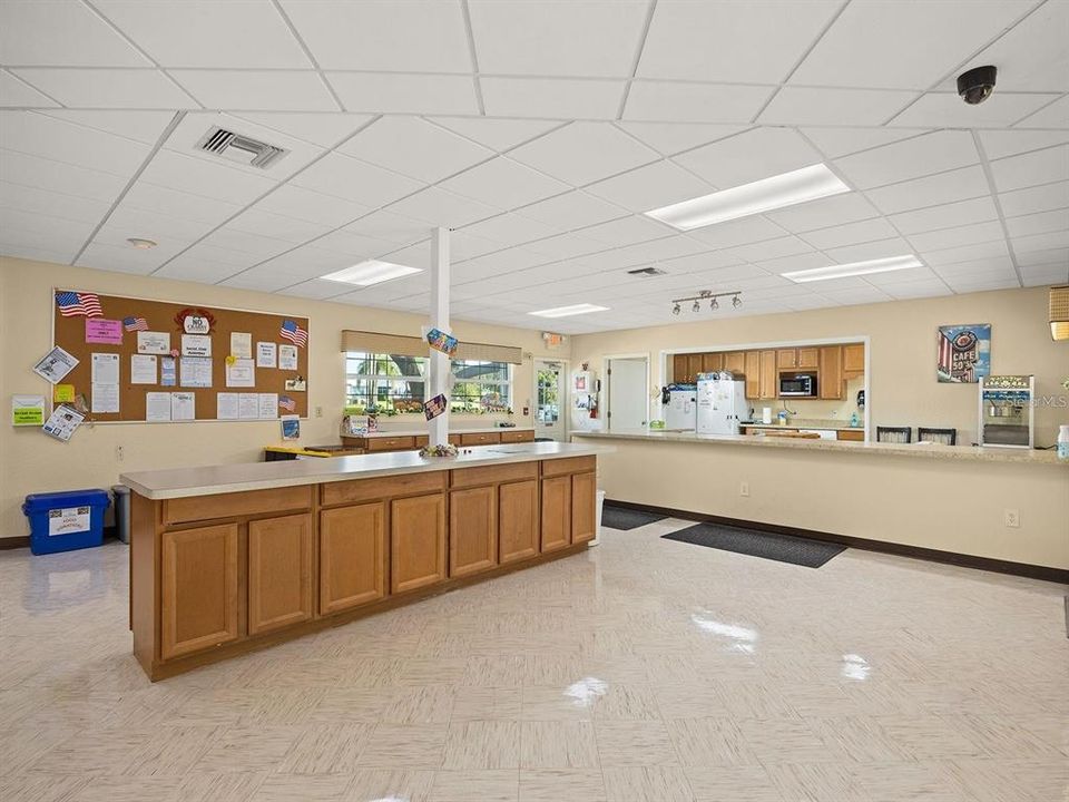 合同活跃: $160,000 (2 贝兹, 2 浴室, 1000 平方英尺)