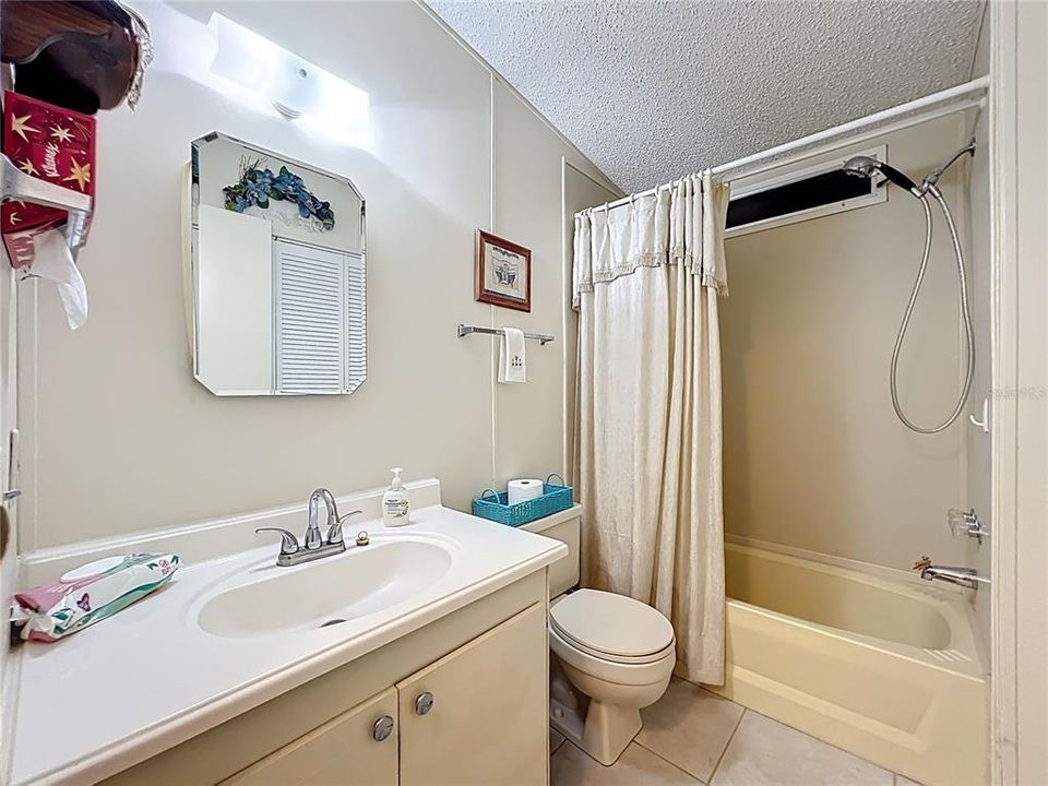 合同活跃: $160,000 (2 贝兹, 2 浴室, 1000 平方英尺)