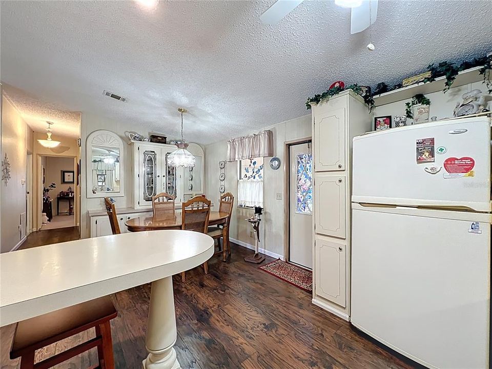 合同活跃: $160,000 (2 贝兹, 2 浴室, 1000 平方英尺)