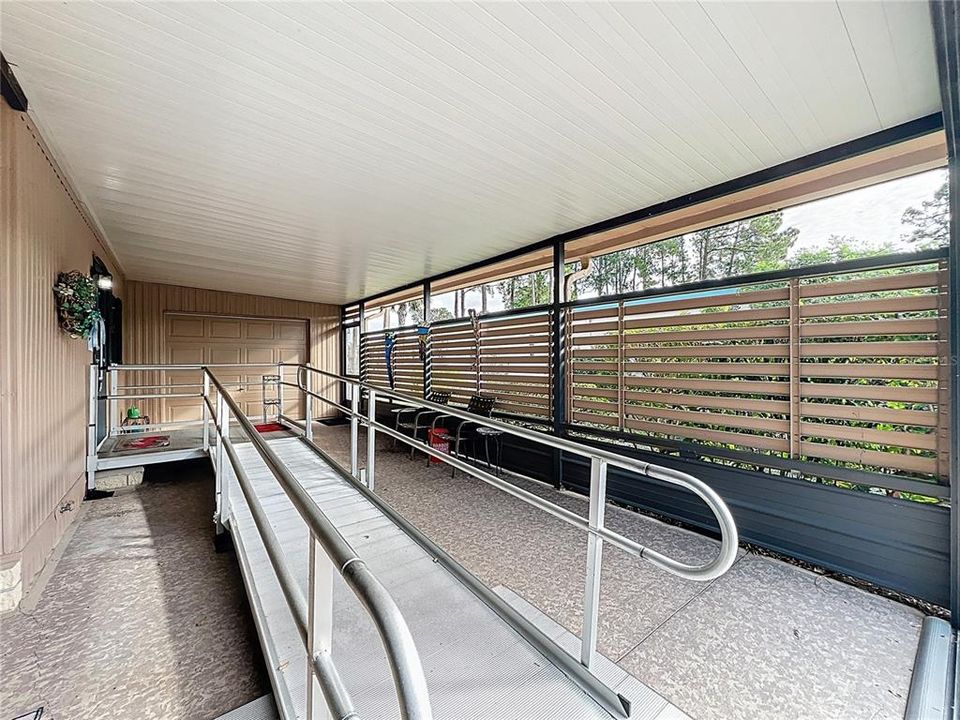 合同活跃: $160,000 (2 贝兹, 2 浴室, 1000 平方英尺)