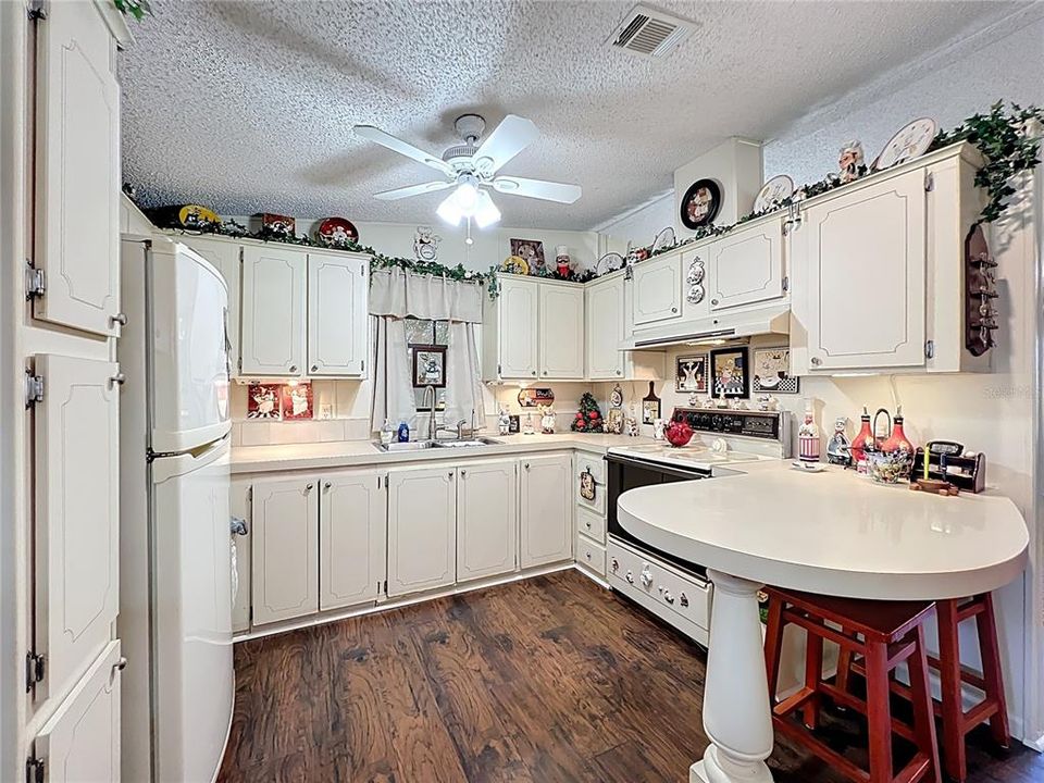 合同活跃: $160,000 (2 贝兹, 2 浴室, 1000 平方英尺)