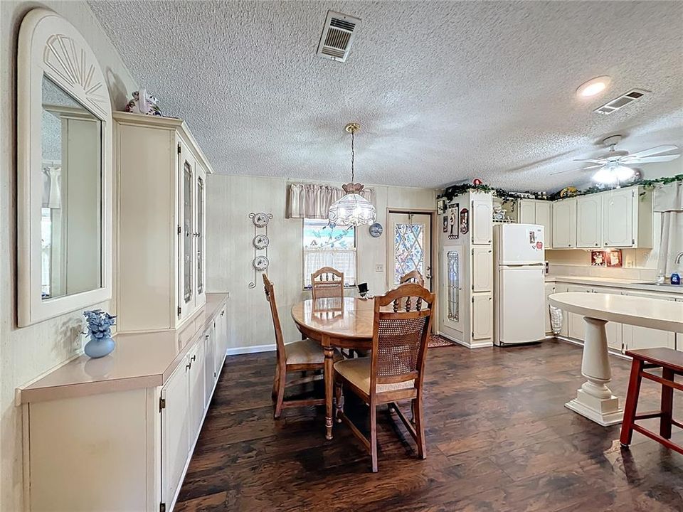 合同活跃: $160,000 (2 贝兹, 2 浴室, 1000 平方英尺)