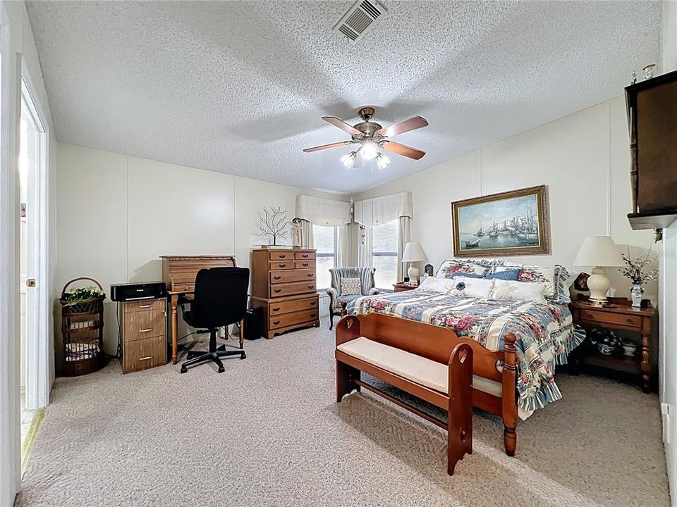 合同活跃: $160,000 (2 贝兹, 2 浴室, 1000 平方英尺)