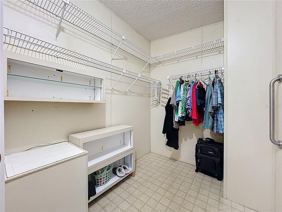 合同活跃: $160,000 (2 贝兹, 2 浴室, 1000 平方英尺)