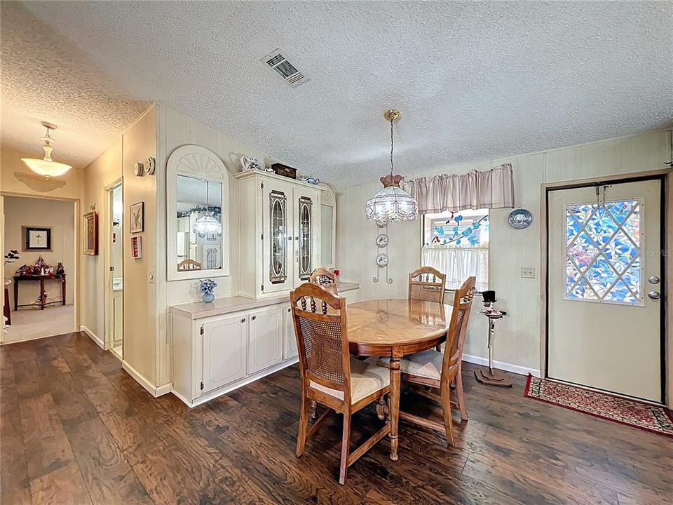 合同活跃: $160,000 (2 贝兹, 2 浴室, 1000 平方英尺)