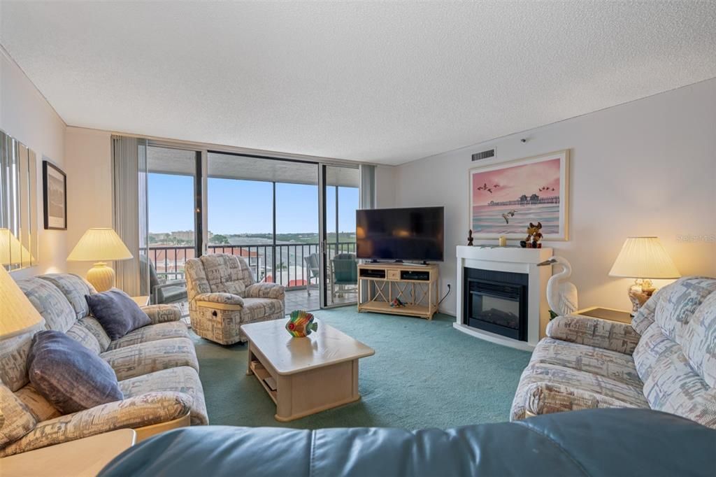 На продажу: $578,500 (2 спален, 2 ванн, 1360 Квадратных фут)