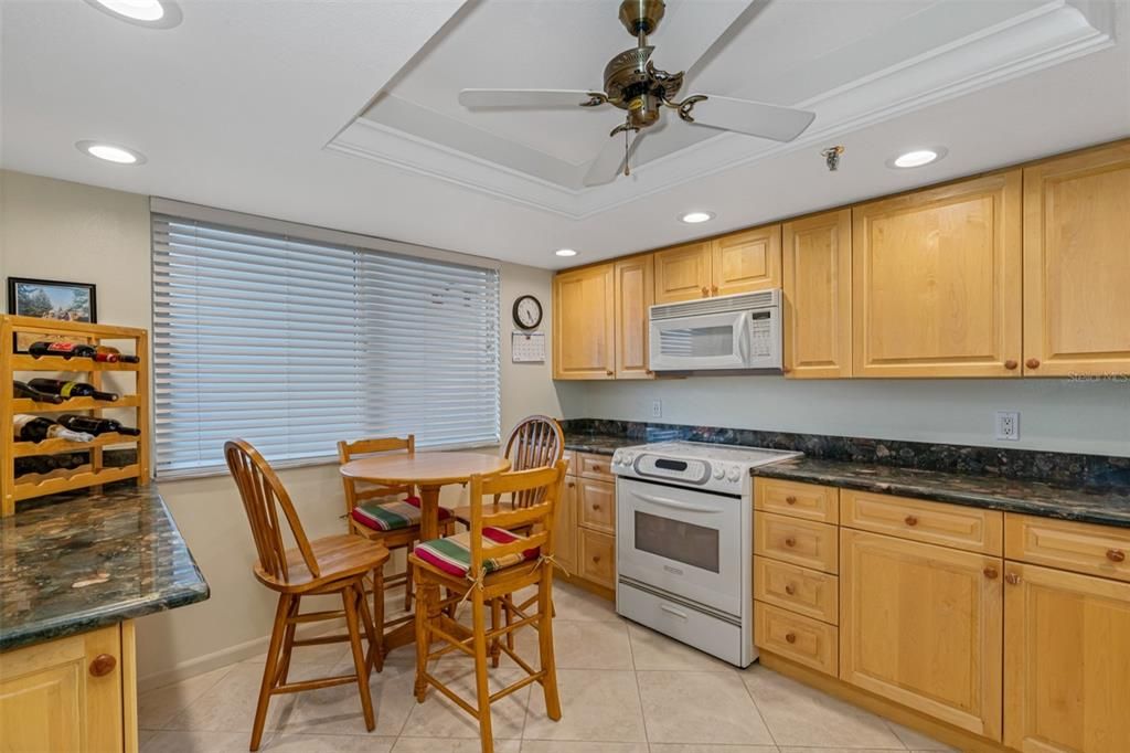 На продажу: $578,500 (2 спален, 2 ванн, 1360 Квадратных фут)