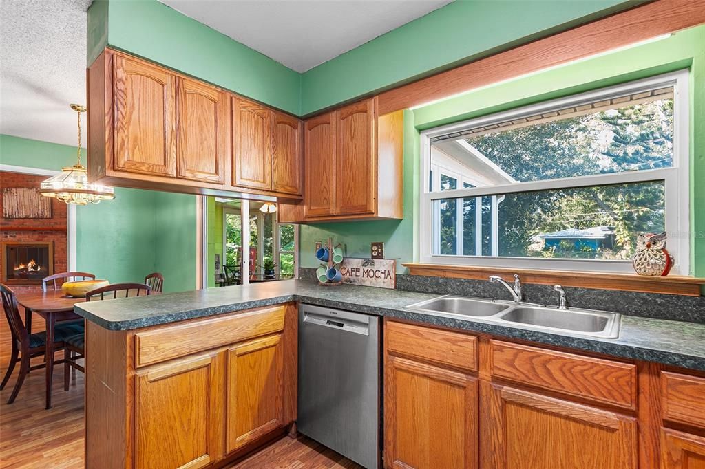 Active With Contract: $275,000 (3 beds, 2 baths, 1788 Square Feet)