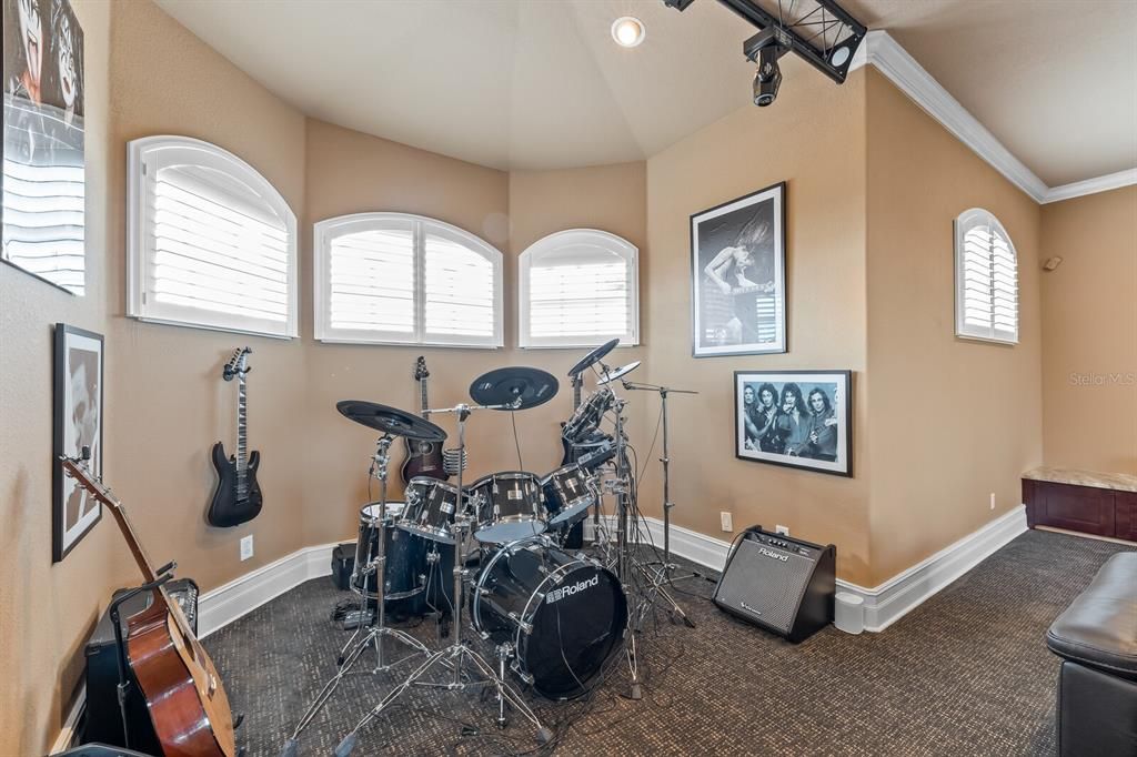 For Sale: $2,300,000 (5 beds, 4 baths, 4915 Square Feet)