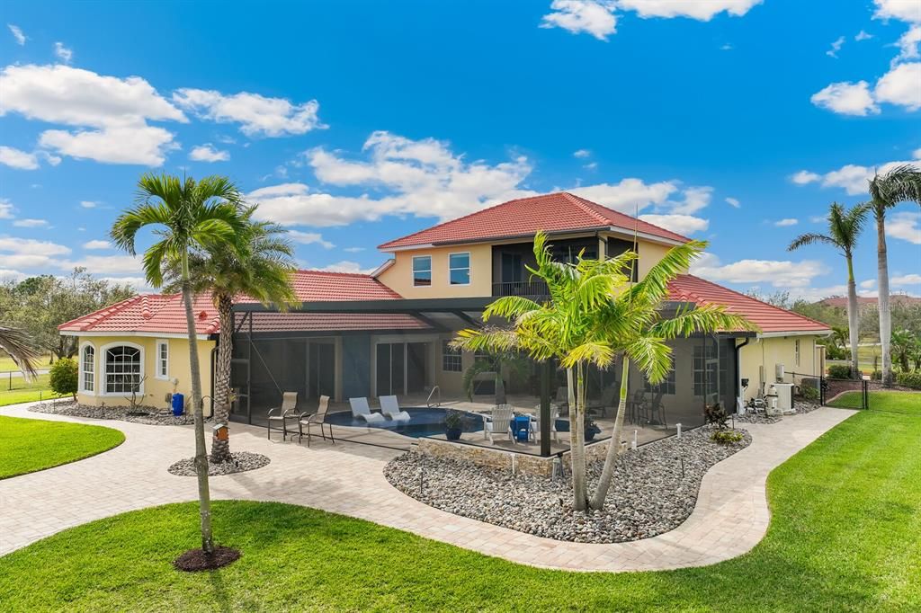 For Sale: $2,300,000 (5 beds, 4 baths, 4915 Square Feet)