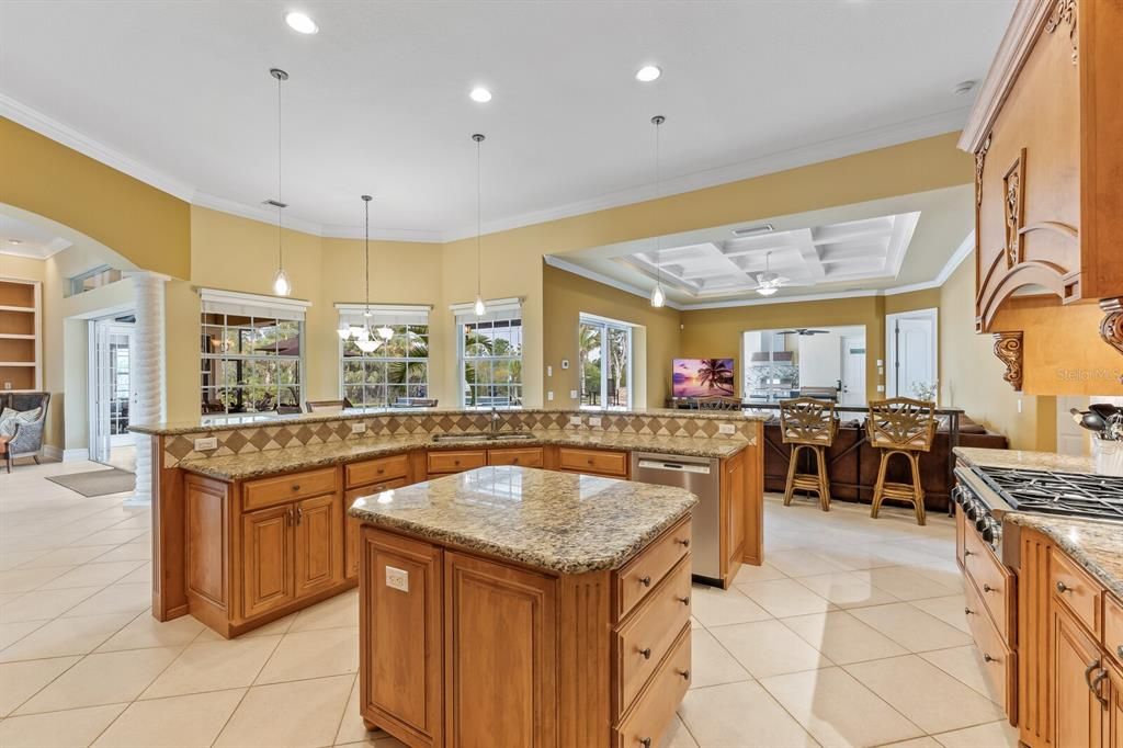 For Sale: $2,300,000 (5 beds, 4 baths, 4915 Square Feet)