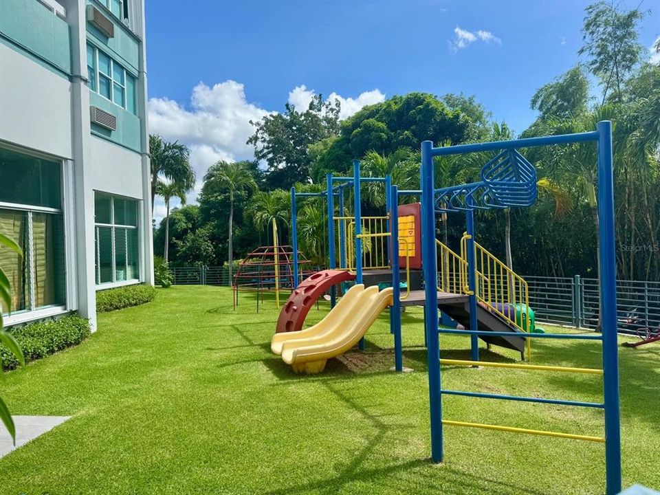 Под контрактом: $365,000 (3 спален, 2 ванн, 1436 Квадратных фут)