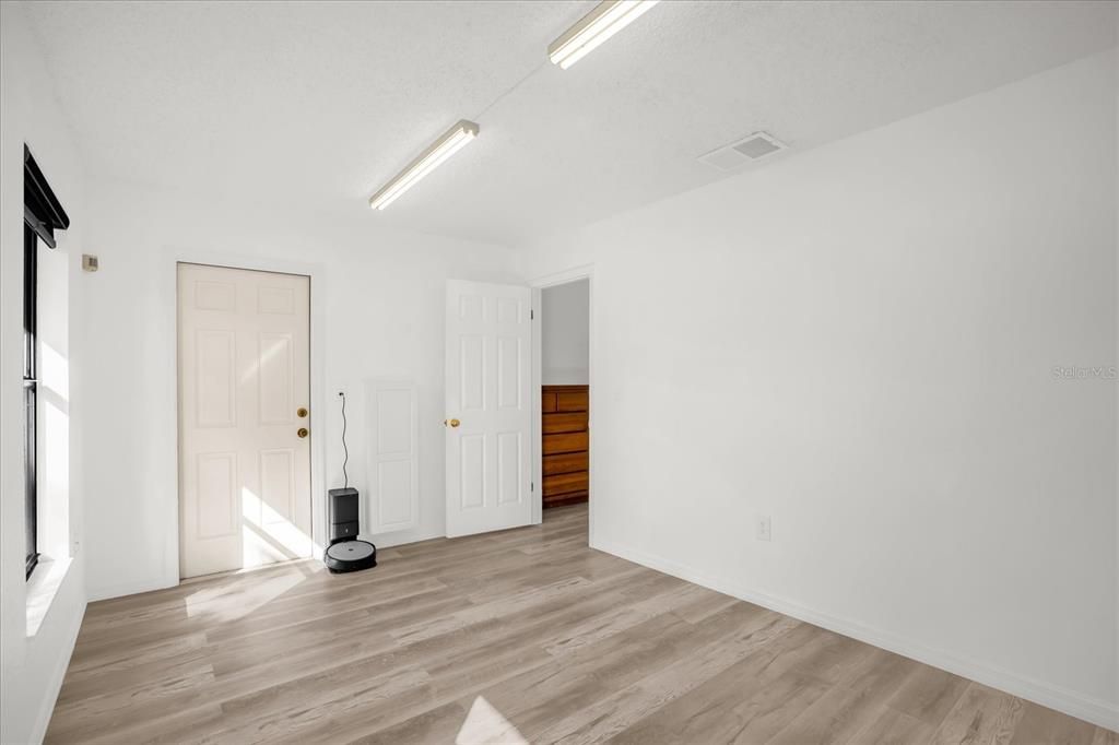 Active With Contract: $269,997 (5 beds, 2 baths, 1582 Square Feet)