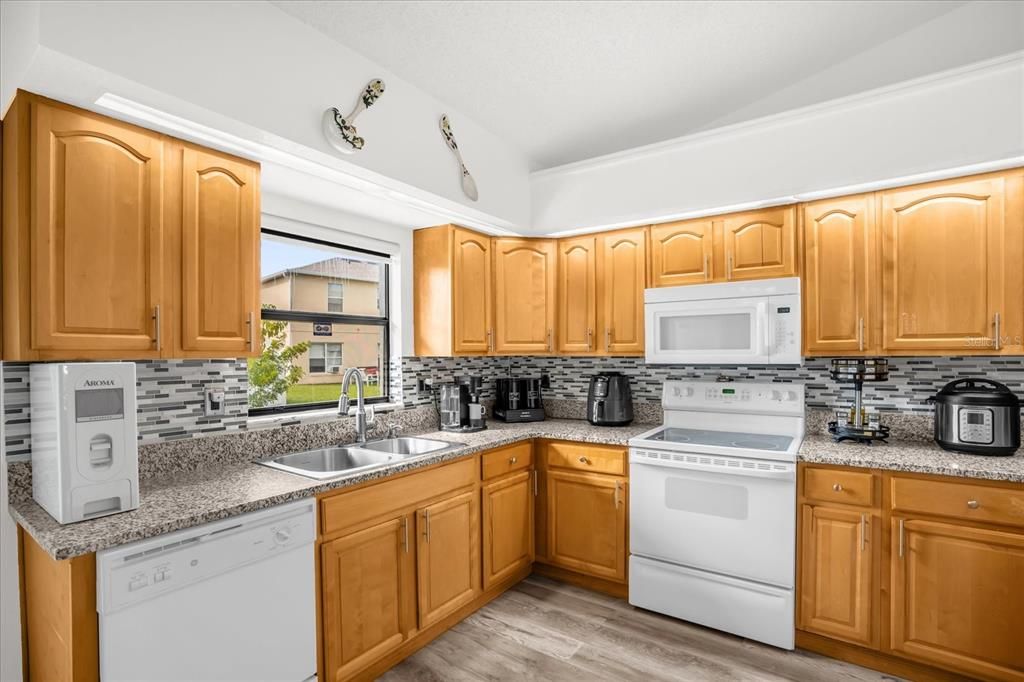 Active With Contract: $269,997 (5 beds, 2 baths, 1582 Square Feet)