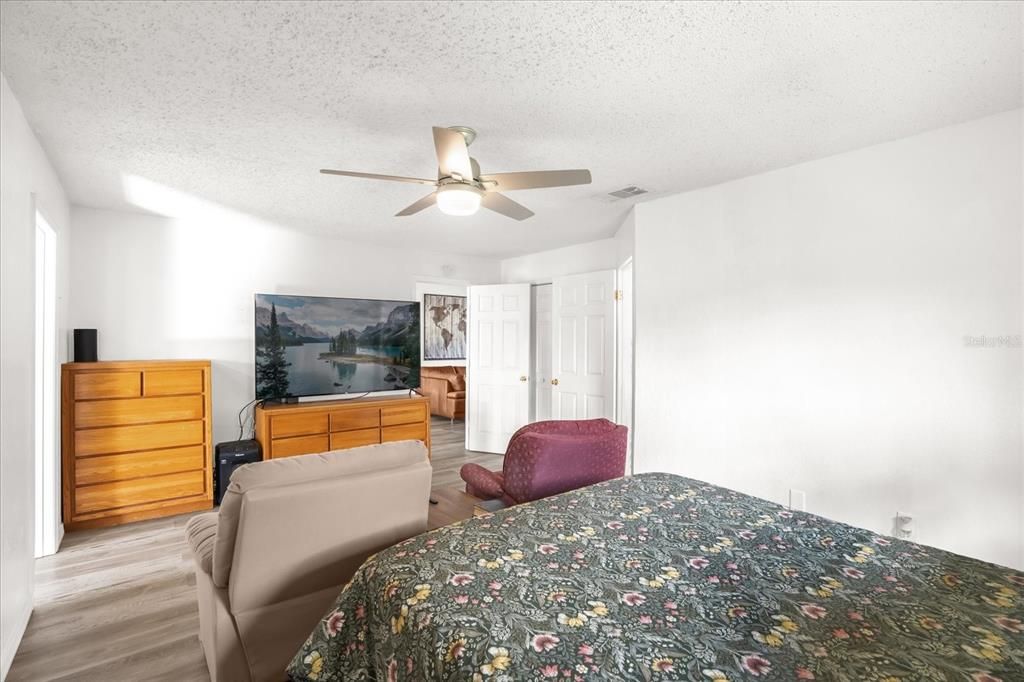 Active With Contract: $269,997 (5 beds, 2 baths, 1582 Square Feet)