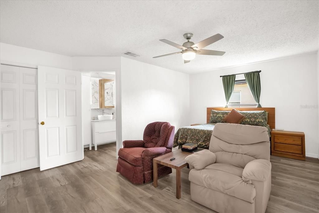 Active With Contract: $269,997 (5 beds, 2 baths, 1582 Square Feet)