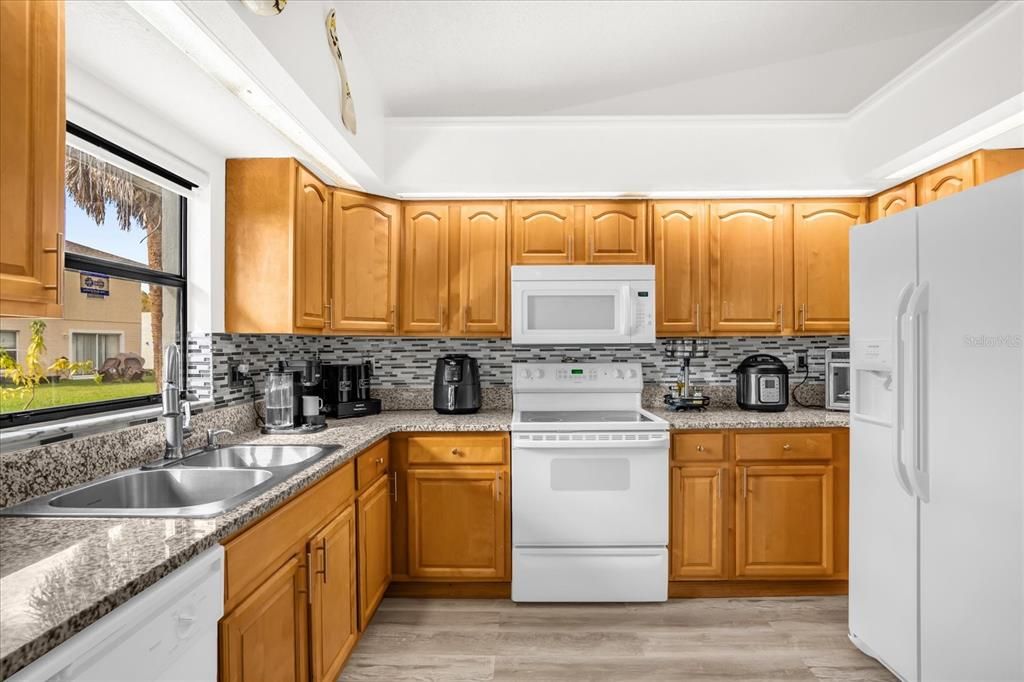 Active With Contract: $269,997 (5 beds, 2 baths, 1582 Square Feet)