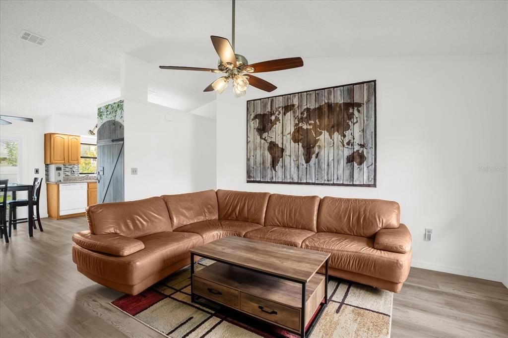 Active With Contract: $269,997 (5 beds, 2 baths, 1582 Square Feet)