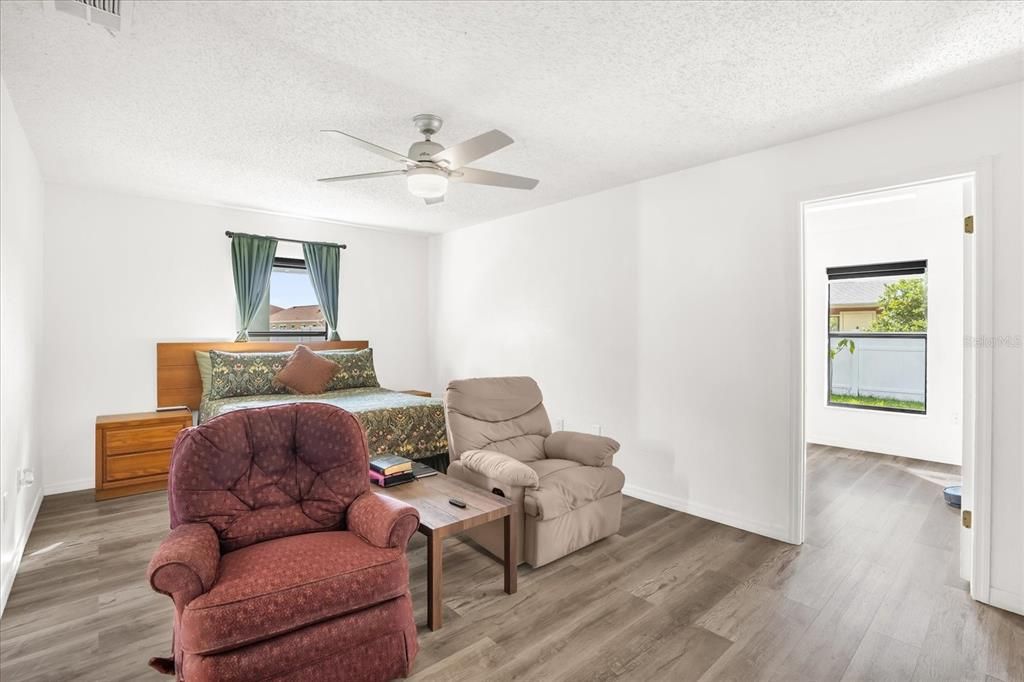 Active With Contract: $269,997 (5 beds, 2 baths, 1582 Square Feet)