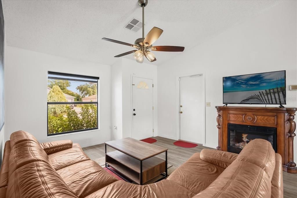 Active With Contract: $269,997 (5 beds, 2 baths, 1582 Square Feet)