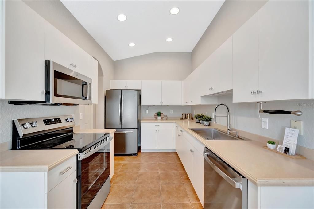 合同活跃: $314,943 (2 贝兹, 2 浴室, 1385 平方英尺)