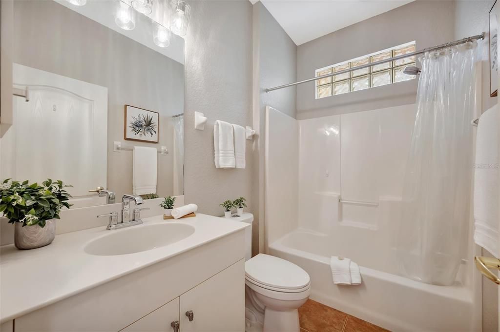 合同活跃: $314,943 (2 贝兹, 2 浴室, 1385 平方英尺)